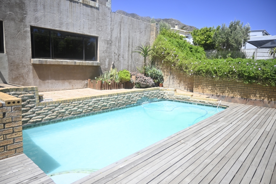 7 Bedroom Property for Sale in Mountainside Western Cape